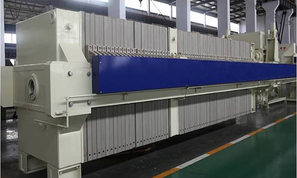 One quick opening filter press is shown on this picture, it is installed with movable oil cylinder device.